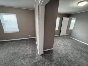 206 Locust St, Unit 7 in Burlington, IA - Building Photo - Building Photo