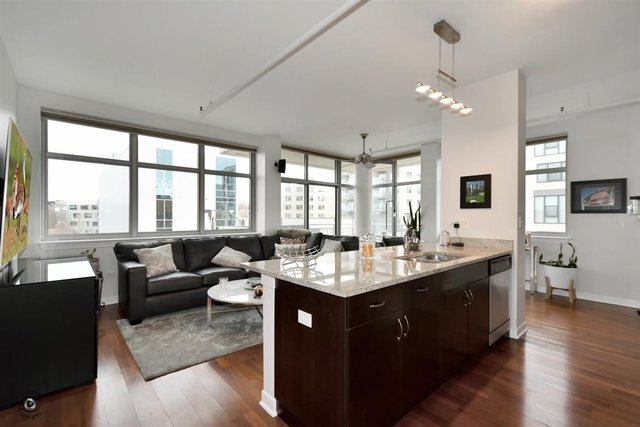 511 W Division St, Unit 406 in Chicago, IL - Building Photo - Building Photo