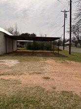302 E Sandstone St in Llano, TX - Foto de edificio - Building Photo