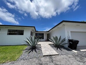 2062 NE 121st Rd in North Miami, FL - Building Photo - Building Photo