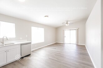 8647 W Mariposa Dr, Unit 220 in Phoenix, AZ - Building Photo - Building Photo