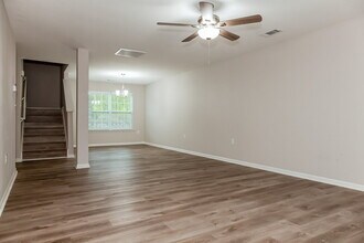 1924 Eastway Dr in Dallas, NC - Foto de edificio - Building Photo