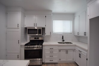 5117 Laurel Canyon Blvd, Unit K in Los Angeles, CA - Building Photo - Building Photo