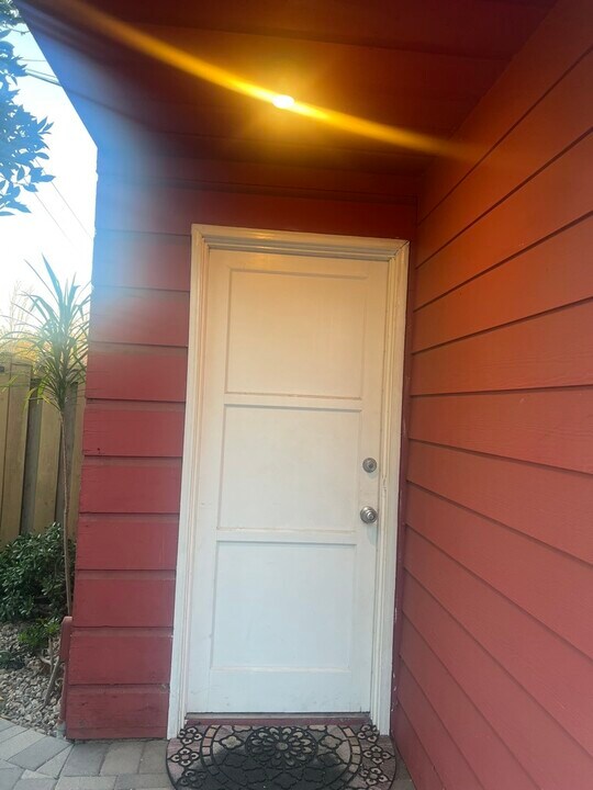 13900 Sylvan St in Van Nuys, CA - Foto de edificio