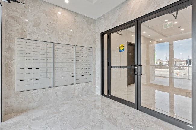 Trinity Gate Condominiums in Windsor, ON - Foto de edificio - Building Photo