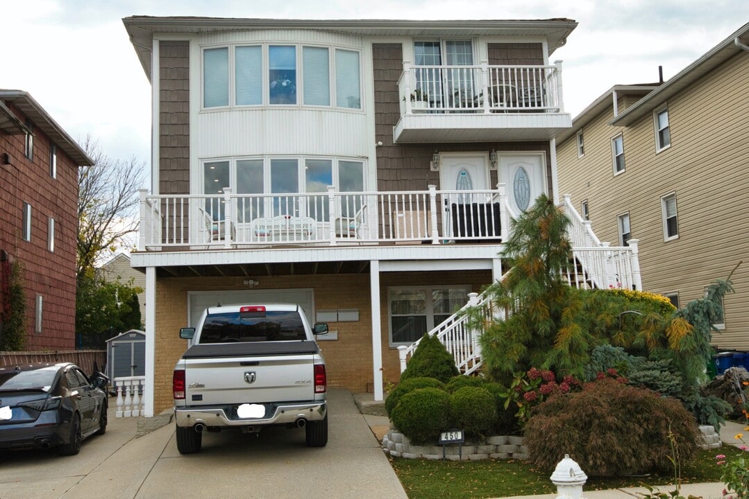 450 Jefferson Ave in Staten Island, NY - Building Photo