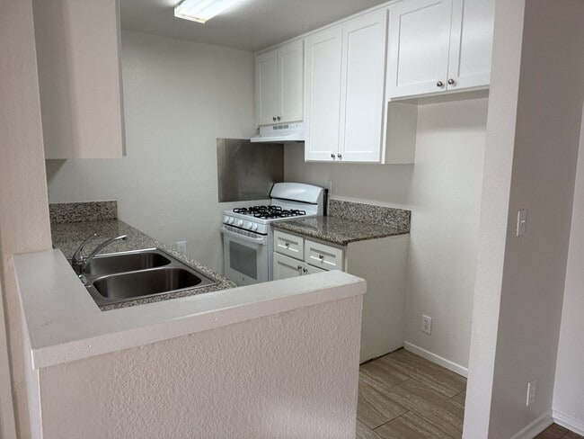 13610 Vanowen St in Van Nuys, CA - Building Photo - Building Photo