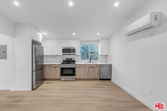 5413 Troost Ave in Los Angeles, CA - Foto de edificio - Building Photo