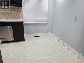 30 Castlehill Rd in Brampton, ON - Building Photo - Building Photo