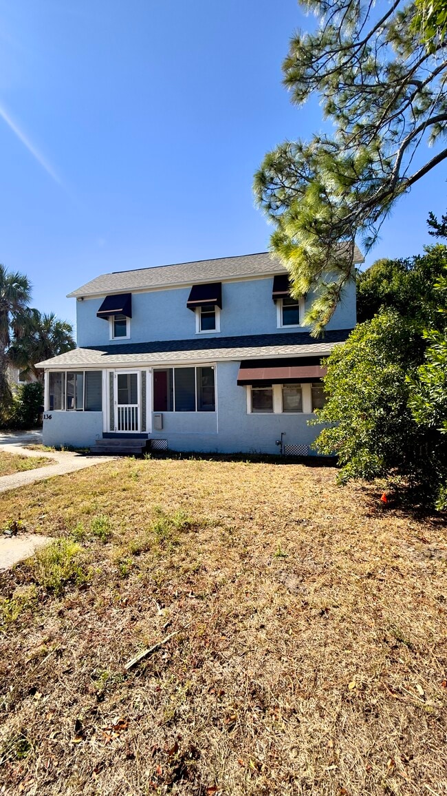 136 S Peninsula Dr in Daytona Beach, FL - Foto de edificio - Building Photo