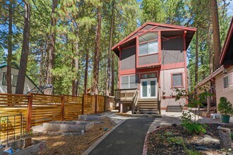 8661 Steelhead Ave in Kings Beach, CA - Foto de edificio - Building Photo