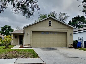 430 Maple Pointe Dr in Seffner, FL - Building Photo