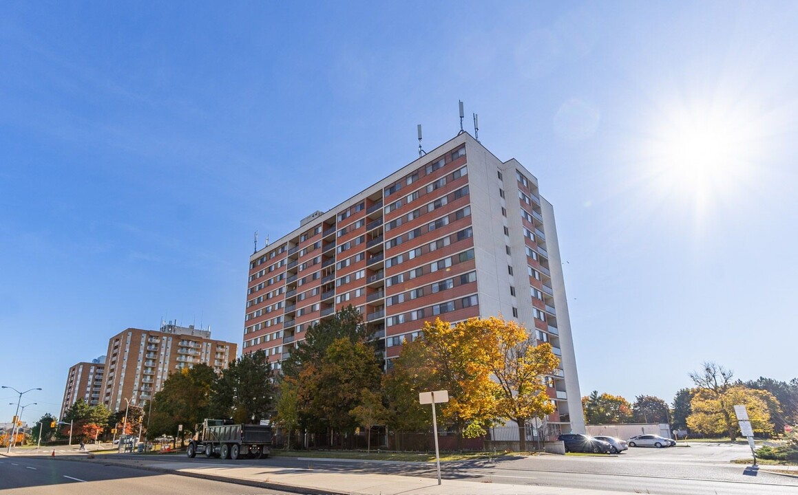 10 Tapscott Rd in Toronto, ON - Building Photo