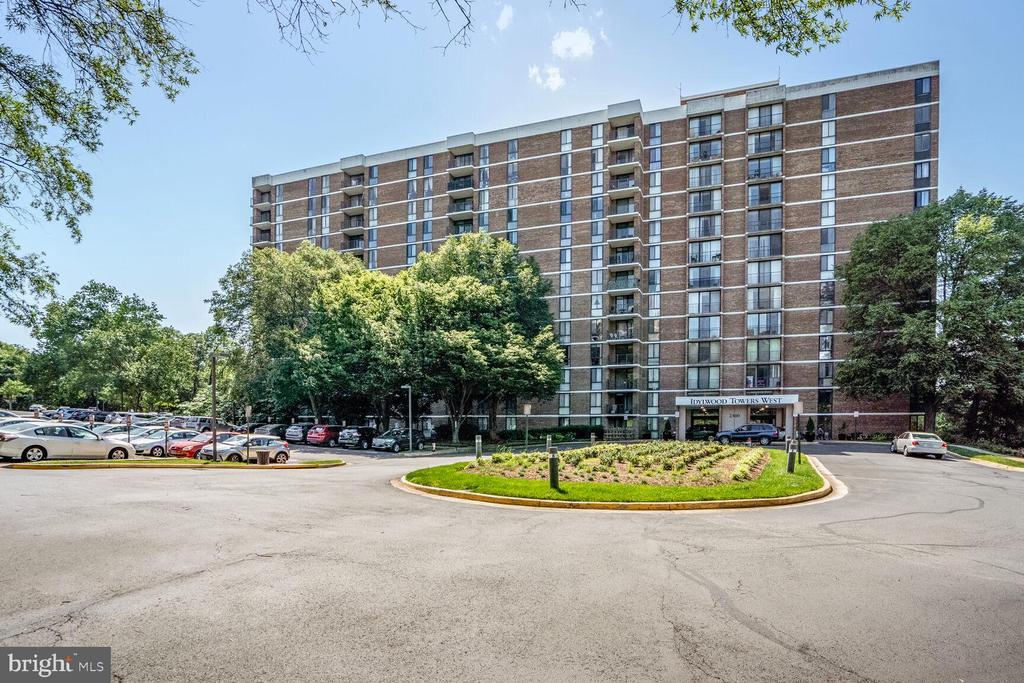 2300 Pimmit Dr in Falls Church, VA - Building Photo