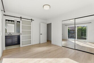 6877 Buena Terra Way in Sacramento, CA - Foto de edificio - Building Photo