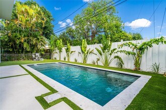 424 NW 43rd St in Miami, FL - Building Photo - Building Photo