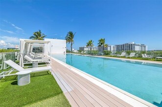 300 Collins Ave, Unit 2E in Miami Beach, FL - Building Photo - Building Photo