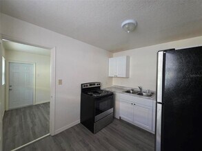 4136 14th Ave S in St. Petersburg, FL - Foto de edificio - Building Photo