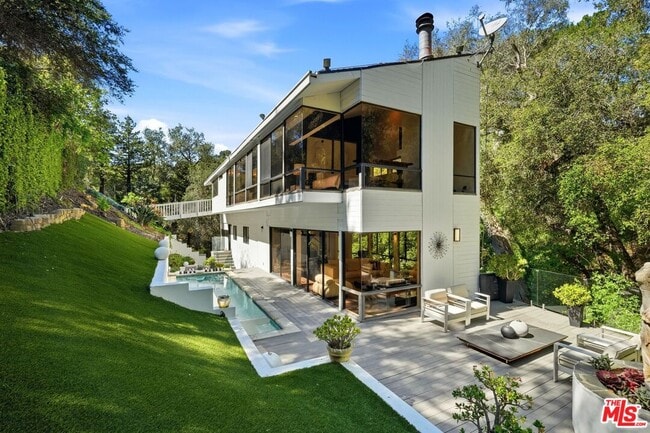 2350 Benedict Canyon Drive in Beverly Hills, CA - Building Photo - Building Photo