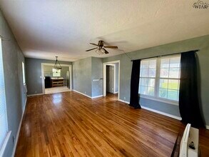 1820 Kell W Blvd in Wichita Falls, TX - Building Photo - Building Photo