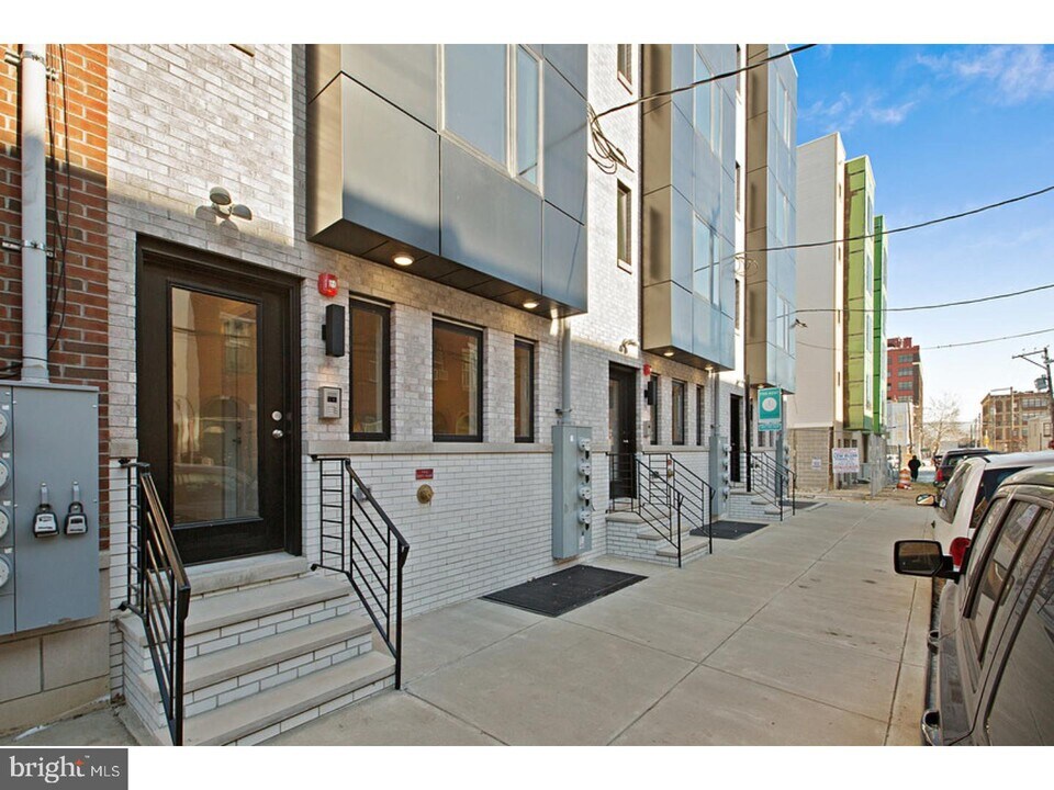 1513 Brown St-Unit -3 in Philadelphia, PA - Building Photo
