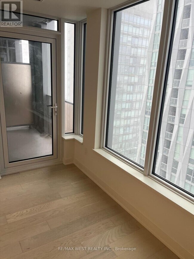 11-2611 Yorkville Ave in Toronto, ON - Building Photo - Building Photo