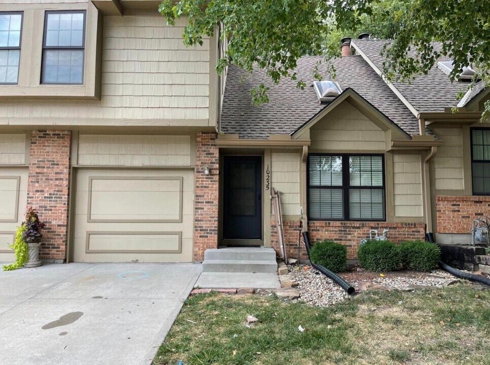 10235 W 86th Terrace in Overland Park, KS - Building Photo