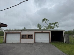 4523 Mustang Rd in Alvin, TX - Building Photo - Building Photo