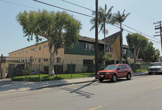 5030 Santa Ana in Cudahy, CA - Foto de edificio - Building Photo