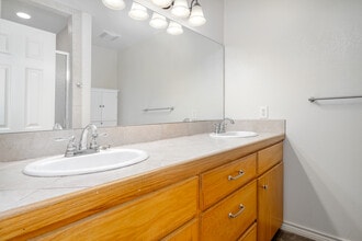 Country Hills in Kerrville, TX - Foto de edificio - Building Photo