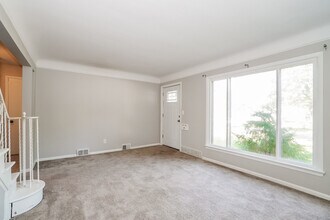 16 Broadmore Ave in Bedford, OH - Foto de edificio - Building Photo