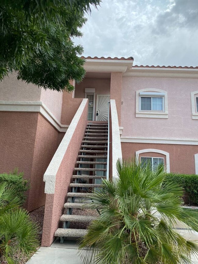 10525 Autumn Pine Ave in Las Vegas, NV - Building Photo - Building Photo