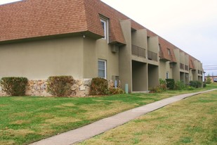 Highland Courtyard Apartments