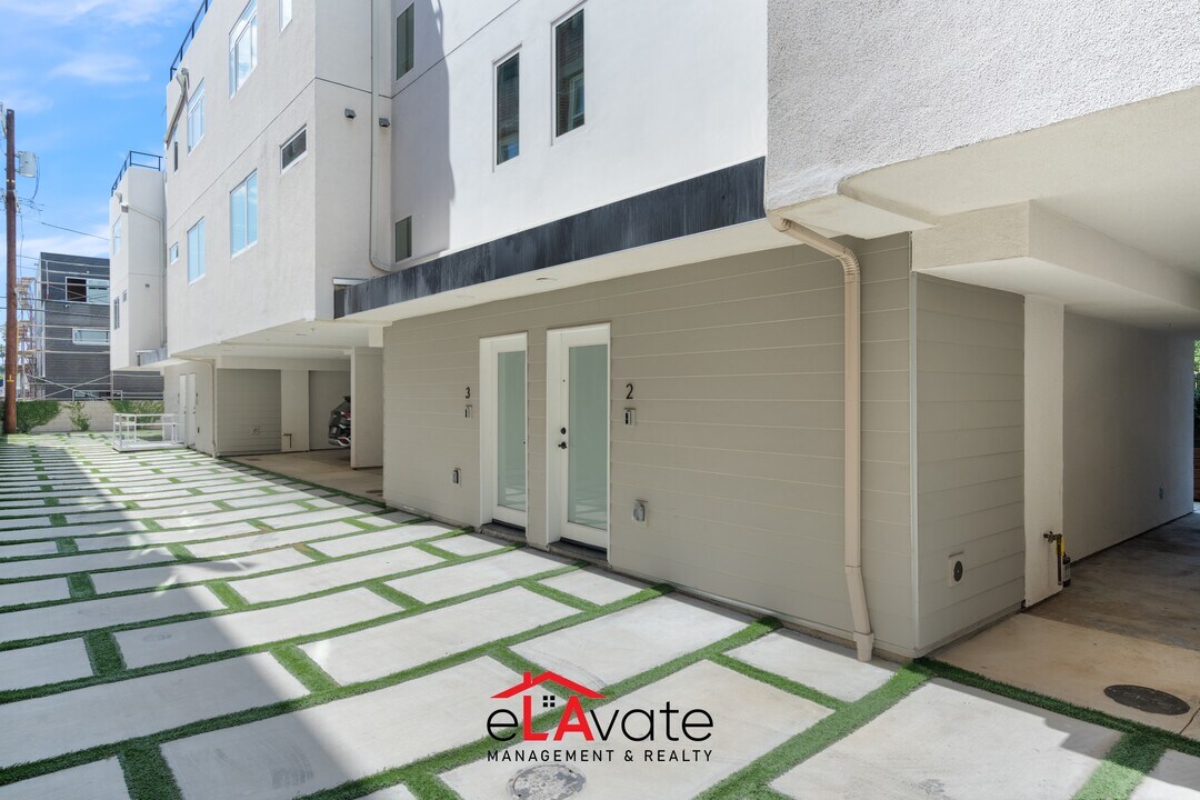 1035 N Serrano Ave in Los Angeles, CA - Building Photo