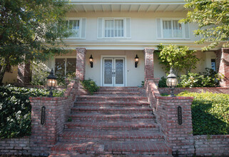 3551 Westfall Dr in Encino, CA - Foto de edificio - Building Photo