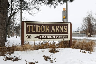 Tudor Arms in Toledo, OH - Foto de edificio - Building Photo