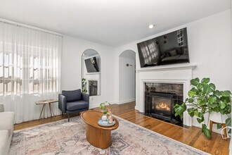 10272 NW Edgewood Dr, Unit 20 in Portland, OR - Building Photo - Building Photo