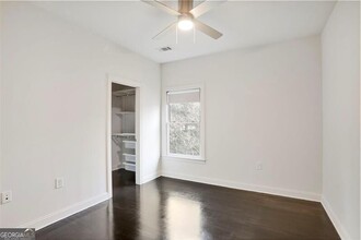 934 Canterbury Ln NE in Atlanta, GA - Foto de edificio - Building Photo