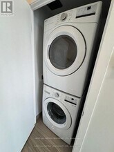 430 Square One Dr in Mississauga, ON - Building Photo - Building Photo