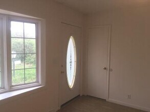 581 E Hubble Dr in Marshfield, MO - Building Photo - Building Photo