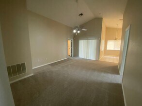 744 Hillcrest Dr in Davenport, FL - Building Photo - Building Photo