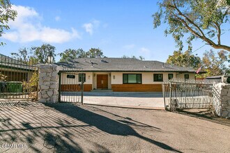 5156 Dumont Pl in Los Angeles, CA - Foto de edificio - Building Photo