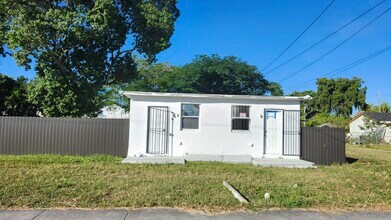 628 SW Krome Ter, Unit 3 in Homestead, FL - Foto de edificio - Building Photo