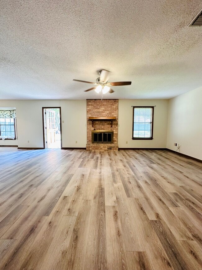 102 Cindy Dr in Lafayette, LA - Building Photo - Building Photo