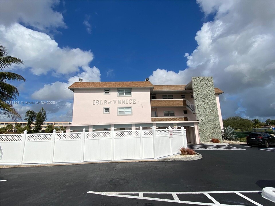 2775 Taft St in Hollywood, FL - Building Photo