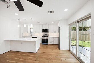 5602 Hialeah Dr in Houston, TX - Building Photo - Building Photo