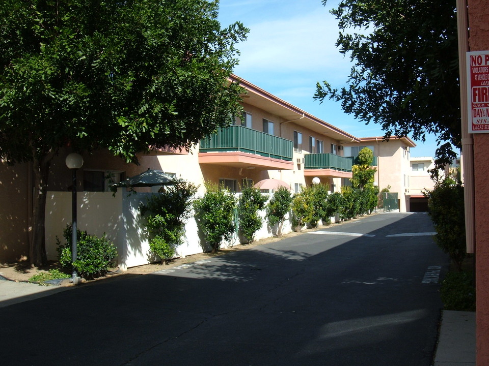 Dearborn Apartments in Northridge, CA - Foto de edificio