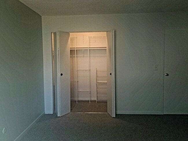 5 Thayer Pond Dr in Oxford, MA - Building Photo - Building Photo