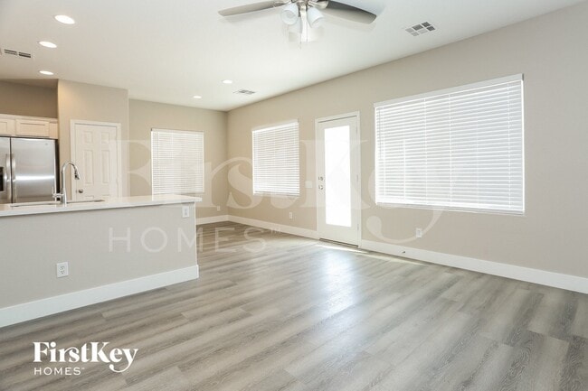 6834 N Dovecote Ave in North Las Vegas, NV - Foto de edificio - Building Photo