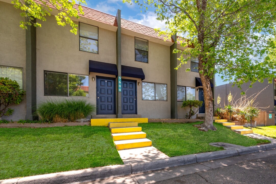 Spain Townhomes in Albuquerque, NM - Building Photo